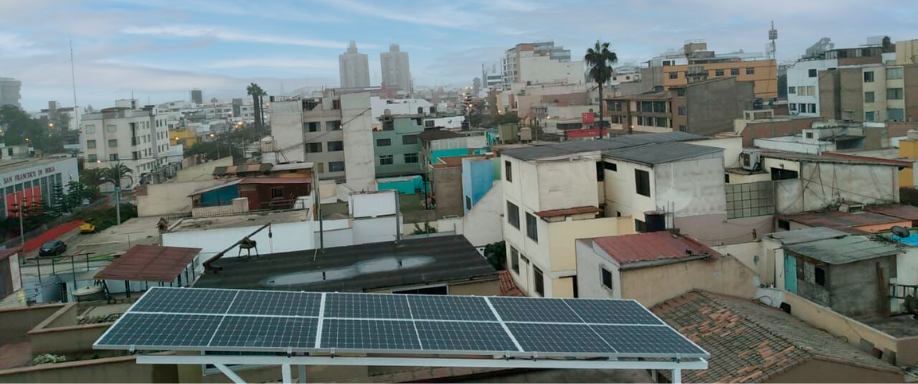 Instalación solar híbrida en Lima