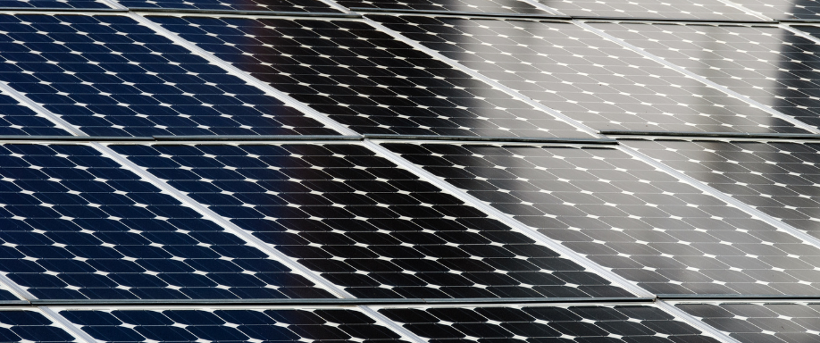 ¿Cuantos kWh puede producir un panel solar?